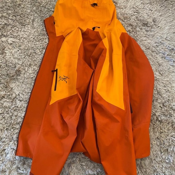SOLD Arc’teryx Rare GORETEX XL Hard Shell Jacket - Picture 2 of 15
